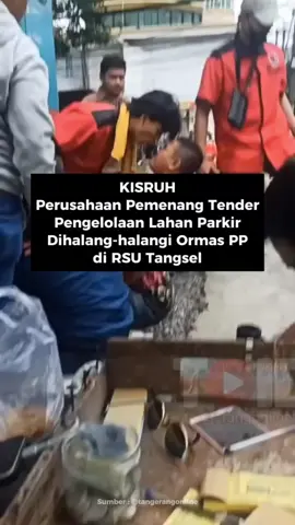 Pada Rabu (21/5/2025) Terjadi ketegangan antara dua kelompok, yakni PT Bangsawan Cyberindo Indonesia (BCI) dan organisasi masyarakat Pemuda Pancasila (PP), di Rumah Sakit Umum (RSU) Pamulang, Kota Tangerang Selatan. Perselisihan tersebut dipicu oleh perebutan kendali atas pengelolaan lahan parkir di kawasan rumah sakit tersebut. PT BCI mengklaim telah memenangkan lelang pengelolaan parkir dan mencoba mengambil alih operasionalnya dengan memasang sistem palang otomatis (barrier gate). Namun, langkah ini mendapat penolakan keras dari PP yang selama ini mengelola parkir secara mandiri bersama warga sekitar. Dari pantauan di lokasi, terjadi adu mulut antara kedua pihak dan suasana sempat memanas. Perwakilan PP, Subi, menyatakan bahwa tidak ada pemberitahuan atau komunikasi terlebih dahulu mengenai pengambilalihan tersebut. Ia menegaskan bahwa pengelolaan parkir selama ini dilakukan demi kepentingan masyarakat dan turut memberdayakan warga lokal. “Tidak ada komunikasi sebelumnya, jadi kami menolak keras. Kami sudah lama mengelola parkir di sini dan hasilnya digunakan untuk kepentingan warga. Kami juga melibatkan masyarakat sekitar dalam operasionalnya,” ujar Subi. Sementara itu, pihak PT BCI menyatakan bahwa proses lelang telah dilakukan sesuai prosedur hukum. Mereka menyayangkan lambatnya proses transisi meski telah resmi ditetapkan sebagai pengelola baru. “Kami sudah menang lelang, tapi belum bisa beroperasi. Semua dokumen legal kami lengkap. Kami hanya ingin menerapkan sistem parkir otomatis seperti yang telah direncanakan,” kata seorang perwakilan BCI yang meminta namanya dirahasiakan. Sebelum polemik ini, pengelolaan parkir di RSU Pamulang dilakukan secara informal oleh kelompok warga dan ormas yang mengaku turut menjaga keamanan lingkungan. Adapun tarif parkir yang dikenakan saat ini adalah Rp3.000 untuk sepeda motor dan Rp5.000 untuk mobil. Naskah dan Video Editor: Diva #ormas #Tangerang #BCI #BangsawanCyberindoIndonesia #PemudaPancasila #TangerangSelatan #RumahSakitPamulang #BeritaEkonom #EkonomiBisnis #bisnisupdate #update #bisnis #info #infoterkini #berita #beritaterkini  #WartaEkonomi 