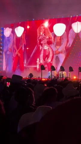 Sweet Honey Buckin dance break in New Jersey! #metlifenight1 #beyonce #beyhive #cowboycarter #cowboycartertour #cowboycarterworldtour #buckin #shaboozey #choreography 