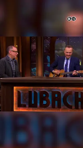 Arjen laat Fred horen hoe een Nederlands liedje klinkt! | LUBACH | Alle rechten van dit materiaal behoren toe aan de makers van 'Lubach'. Volledige afleveringen kijk je op RTL4. #LUBACH #ARJEN #arjenlubach #RTL4 #fred