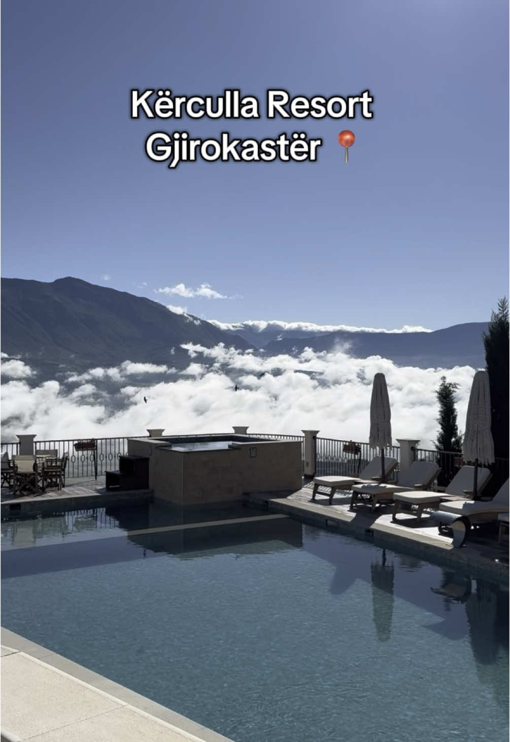 Si vous voulez vous réveiller dans les nuages 🌤️  . . . . . #albanie #albania #pourtoi #albanian #visitalbania #gjirokaster #view #tirana 