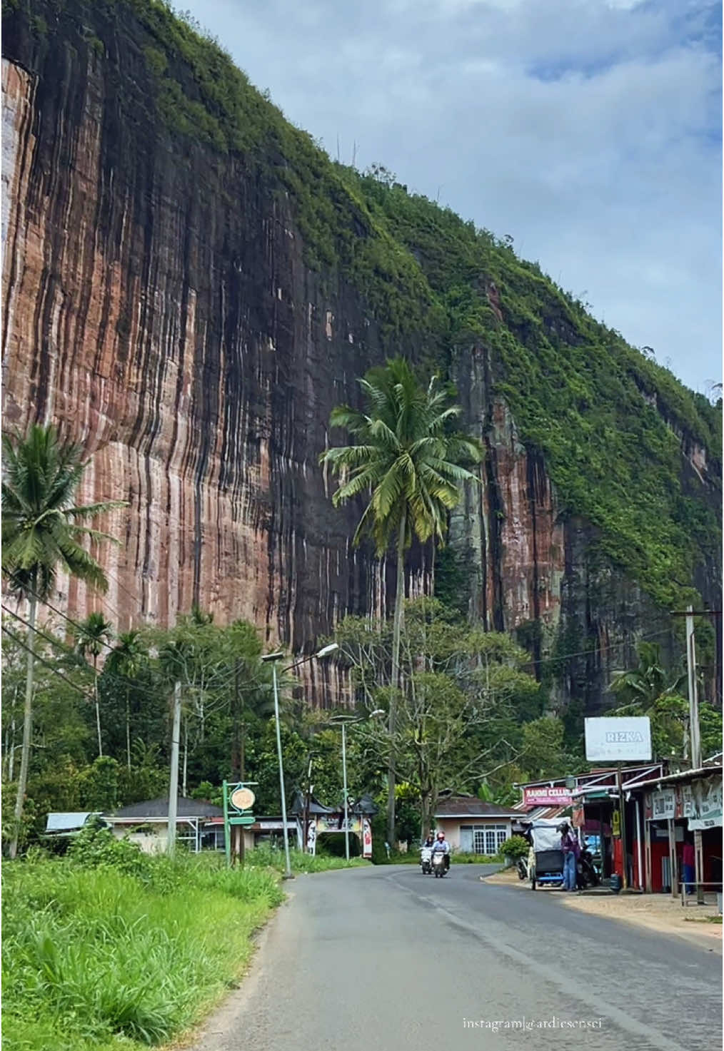 Ado sanak tau kalau Lembah Harau dulunyo adalah Lautan? #exploresumaterabarat #pesonasumaterabarat #lembahharau #alamminangkabau #alamminangkabau #fypage #fyp #ranahminang #limapuluhkota 