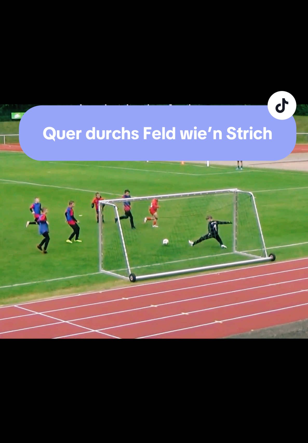🎥 Wenn du quer über’n Platz ziehst, einen nach dem anderen stehen lässt und dann mit links gegen den Lauf vollendest… ⚽🔥 Das ist kein Solo, das ist Kunst. 🎨✨ #SoloRun #FußballMagie #GegenDenLauf #LeftFootFinish #StreetSoccerVibes #Fussballkunst #TikTokFussball #SkillsOnPoint ⚡👟🧊