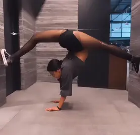 在电梯门口倒立一字马，这种场面你见过吗？#电梯惊喜 #公共场合柔术 #路人目击 #视觉冲击 #柔术挑战 #倒立一字马 #HallwaySurprise #ViralLocation #FlexibilityAnywhere #FlexQueen  #AerialSplit #DancePerformance #ForYou #FYP #TrendingNow #ViralVideo #foryoupage  #Viral #Wow