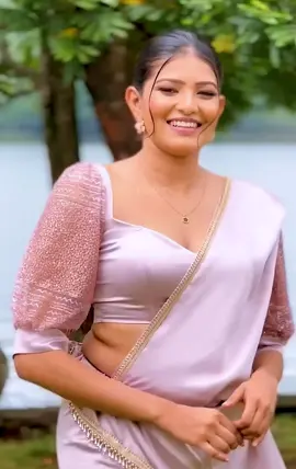 Sexy විදිහට Osari අදිනවනම් මේ ගානටවත් බඩ පේන්න ඕන 🤤❤️#srilanka #Saree #Osari #Navel #actress 