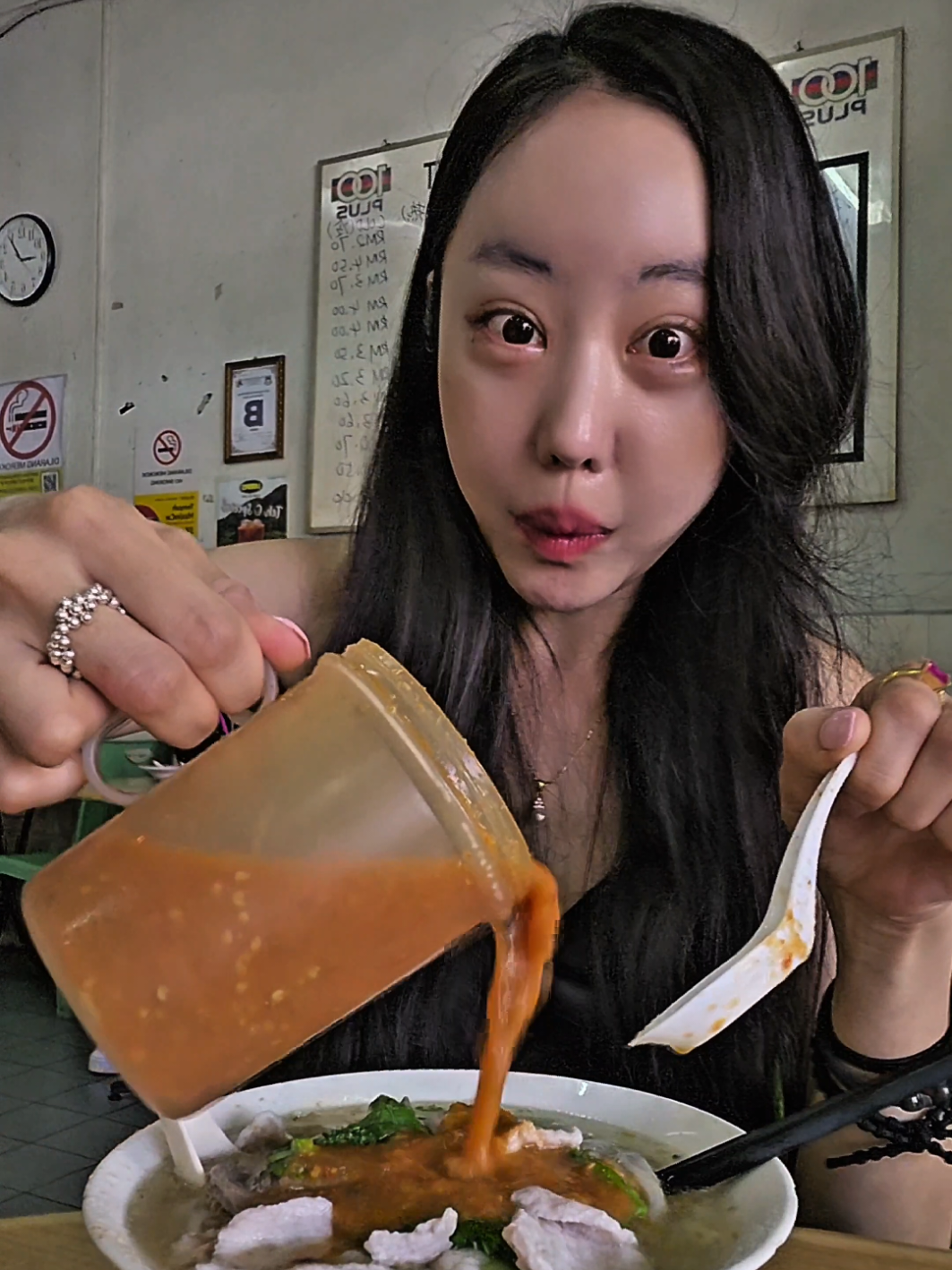 Wow!! The chili sauce is super spicy!! 🔥🔥The noodles were also super tasty👍🤩#kotakinabalu #borneoisland #spicyfood #koreangirl #mukbang #gayastreetkotakinabalu#noodles#🇰🇷 #🇲🇾 