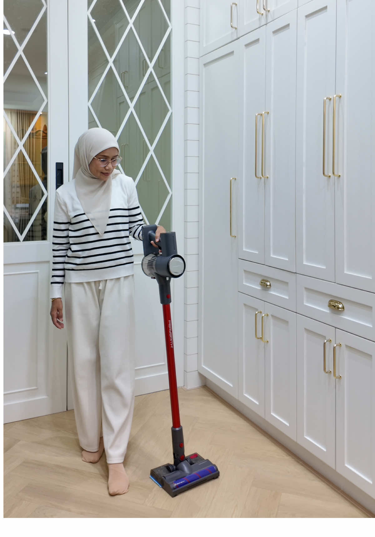 Bila ada vacuum yang jimat masa & tenaga macam ni, terus rasa semangat nak kemas rumah! 😍 1 alat, 2 kerja – vacuum & mop terus ✨ Serius jatuh cinta dengan K2 MAX @PerySmith Malaysia 💚 ✔️ Suction power 26,000PA  ✔️ Green laser light  ✔️ Anti-hair brush  ✔️ Ringan sangat cuma 1kg je ✔️ Lengkap dengan aksesori: bed brush, mop pad, crevice nozzle & wall docking #Perysmith#PerysmithK2Maxvacuum#Vacuumcleaner#Homecleaning#ighometourmalaysia#Homedeco