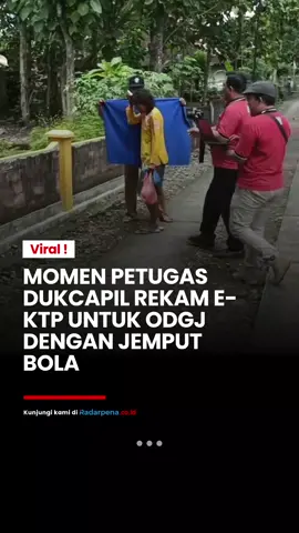 Pemerintah kota dan provinsi di Indonesia mulai menerbitkan e-KTP bagi Orang Dengan Gangguan Jiwa (ODGJ) melalui program jemput bola yang dijalankan Dinas Kependudukan dan Pencatatan Sipil (Dukcapil). Langkah ini menjadi bagian dari pelayanan publik yang inklusif dan berkeadilan. Aksi petugas Dukcapil saat melakukan perekaman e-KTP terhadap ODGJ bahkan viral di media sosial, memperlihatkan kerja keras dan pendekatan humanis yang mereka lakukan. Meski penuh tantangan, petugas tetap berupaya memastikan setiap warga negara mendapatkan hak identitasnya secara layak. --- #Radarpena #Radarpenanews #eKTP #ODGJ #Dukcapil #JemputBola #PelayananInklusif #KTPODGJ #IdentitasWarga #BeritaHumanis #PelayananPublik #IndonesiaInklusif 