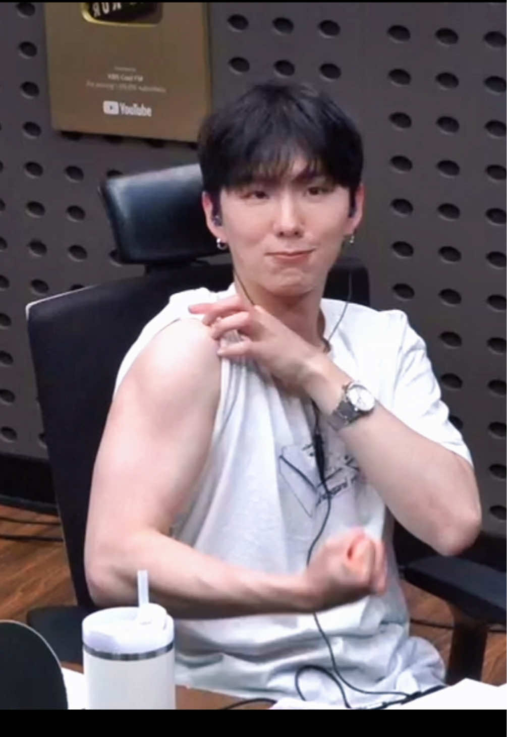 Kihyun was really like “never let them know your next move” on Monkira last night 😅 What did he not do haha, it was such a stark contrast to our introverted maknae kitty 🐈‍⬛ #yookihyun #kihyun #kihyunmonstax #monstax #monsta_x #monsta_x_514 #monkira #kisstheradio #fyp #xbycza #capcut #몬스타엑스 #기현 