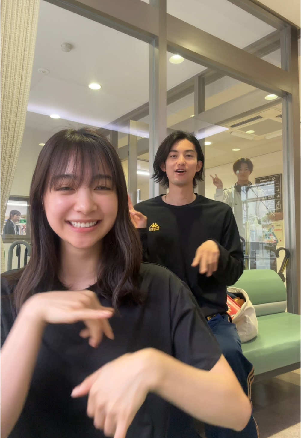 撮影終わりに〜奥にも誰かいるっ🫨 #ナンバーワン戦隊ゴジュウジャー #神田聖司   🦖 #鈴木秀脩　🦁 #今森茉耶　🦄