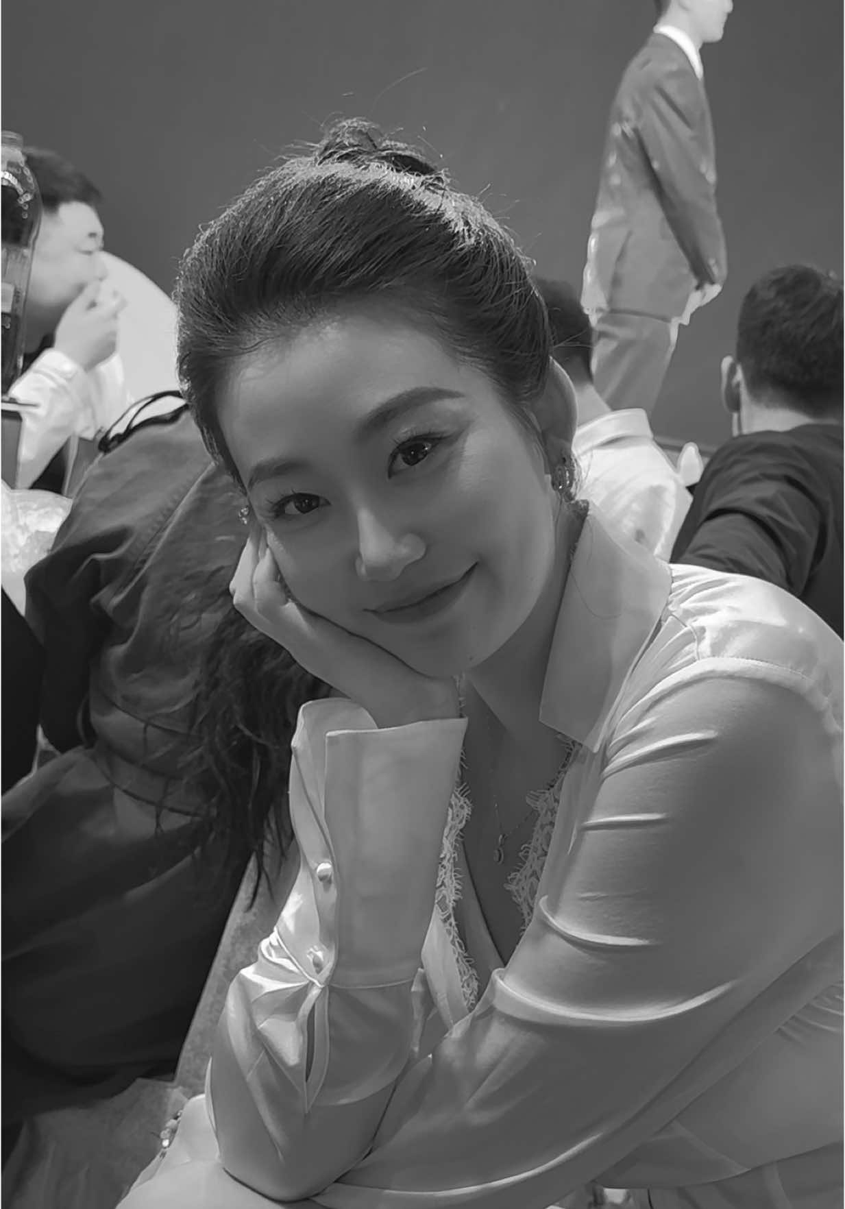 Em thật lòng mong anh được hạnh phúc, có một ngôi nhà thật ấm áp để về,ăn đúng bữa,ngủ đúng giấc,không có những áp lực vô hình đè nặng lên vai anh, và sẽ có một người đến sưởi ấm trái tim anh,săn sàng lắng nghe và thấu hiểu hết tất cả về anh,mong anh một đời bình an.