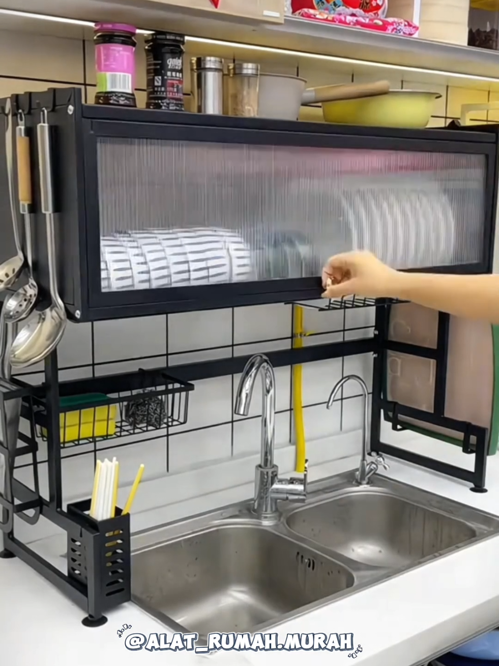 RAK PIRING TERTUTUP WASTAFEL, BERBAHAN DARI BAJA BERKUALITAS TAHAN KARAT, KUAT, KOKOH, & TAHAN LAMA, DILENGKAPI TUTUP KABINET ANTI DEBU DAN SERANGGA, YANG PASTINYA BIKIN DAPUR JADI RAPI, AESTHETIC, & NYAMAN DIPANDANG! #RAK #WASTAFEL #RAKPIRING #RAKPIRINGTERTUTUP #RAKPIRINGKABINET #RAKPIRINGWASTAFEL #KEBUTUHANDAPUR #Guncang66SpesialGajian 