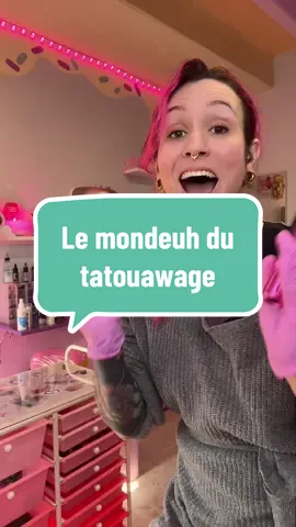 Il y a plus déprimant que de voir un milieu qui nous passionne traverser une crise. C’est de constater qu’en parallèle des artistes talentueux qui manquent de taf, on trouve ça.  Pourquoi les gens se font avoir ? Et bien d’abord parce qu’on a le droit être néophyte et de ne pas savoir. Auquel cas on peut se retrouver à faire confiance au mauvais pro. Actuellement de plus en plus de tatoueurs se lancent en inventant une expérience qu’ils n’ont pas et en affichant des prix excessivement bas. Il est important de se rendre compte que légalement parlant il n’est pas possible parfois de s’assurer de la qualité du travail proposé alors ouvrez l’œil et attention aux conditions d’hygiène ça va souvent de paire. #tatouage #fail #humour 