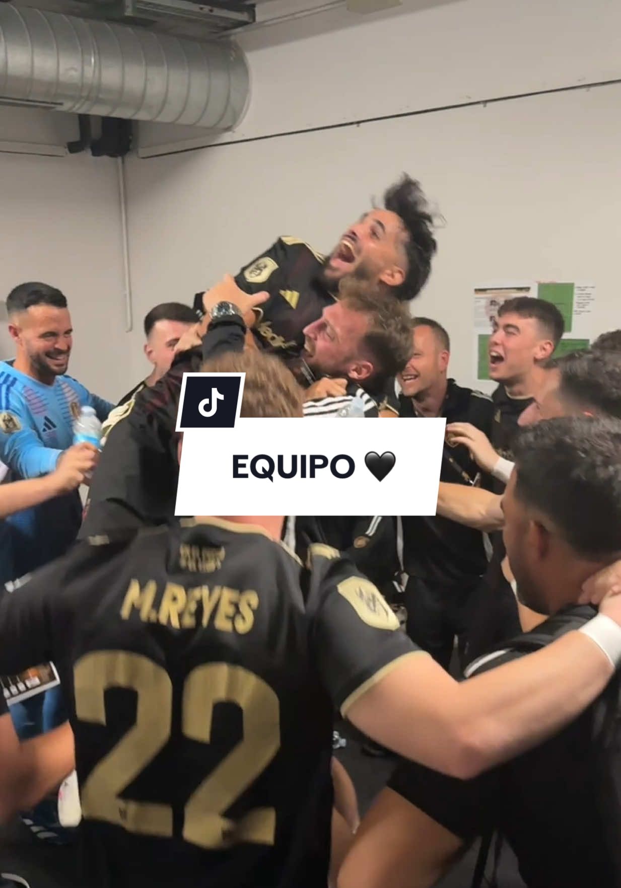 El mejor ambiente previo a la final 😛 #ultimatemostoles #kingsleague #queensleague #TikTokDeportes #djmariio 