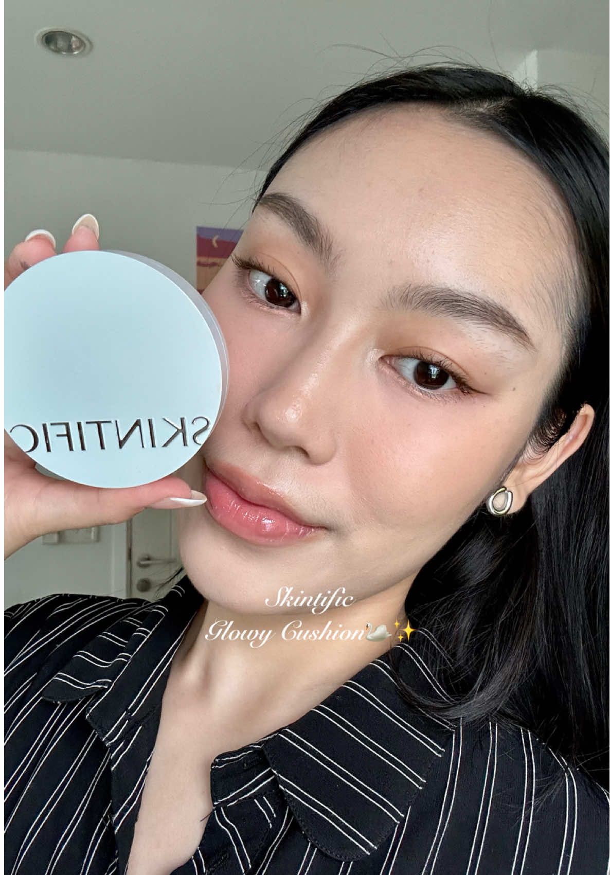 เห็นคนรีวิวเยอะอดใจไม่ไหวจริงๆค่ะ finally ได้ลองคุชชั่นสูตร glow ตัวใหม่บ้าน @SkintificTH ชอบแบบงงๆมาก เพราะเป็นคนผิวมันจะไม่ชอบคุชชั่นสูตร glow เลย แต่ตัวนี้คือที่ 🥇 #skintific #skintificth #skintificcushion #คุชชั่นskintific #รีวิวคุชชั่น #คุชชั่นตลับขาว #glowyskin 