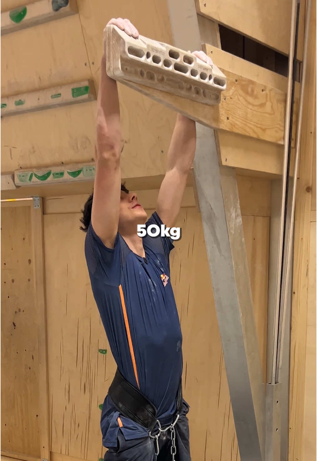 taking it all in his stride 😳💪 #redbull #givesyouwiiings #extremesports #climbing #adventure #climbing #indoorclimbing #energydrink 