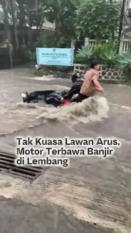 Sebuah sepeda motor dilaporkan terseret arus banjir di kawasan Jl. Maribaya, Lembang, pada Jumat (23/5/2025). Hujan deras yang mengguyur wilayah tersebut sejak siang hari menyebabkan debit air meningkat drastis dan meluap ke badan jalan. #lembang  #maribaya  #banjir  #videoviraltiktok  #fyp  #topjabar 