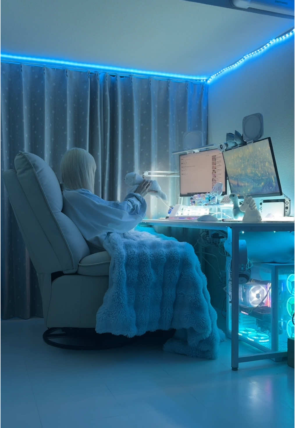 ひとりってさみしい。 嫌いじゃないけど好きでもない。 この世で孤独だと感じてる人達が出会って幸せになれたらいいな。 #pc #pcデスク #pcデスク周り #デスク #ゲーミング部屋 #ゲーミングpc #インテリア #ガジェット #天使界隈  #天使界隈女子 #アニメ #kawaii #kawaiiroom  #kawaiiworld #水色系統