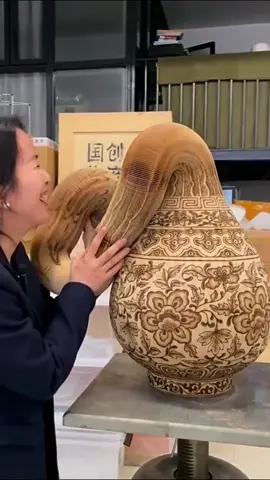 It's easy to pick it up, but hard to put it back! #creative #art #papercut #invention #amazingChinesepeople #happylife #vase #havefun #interesting #enjoy #share Credit to 15828233524 on Rednote.