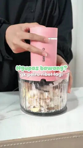 🧅 Masih kupas bawang pakai tangan, Bu? Sekarang saatnya upgrade ke Samono Chopper SW-MFC300! ✔️ 4 mata pisau tajam dari stainless steel ✔️ Kapasitas 1.2L, bisa giling daging sampai 800gr ✔️ Kaca tebal 0.5cm – tahan panas & elegan ✔️ Hemat daya, cuma 300 watt Bikin dapur makin sat set & gak bikin pegel lagi~ Langsung klik keranjang kuningnya sekarang ya Bu! 🛒✨ #SAMONOINYOURLIFE #SAMONOSUPERBRANDS #samono #chopper #racuntiktok #fyp #bumbuhalus #gilingsatset #alatdapur #chopperkaca #paydaysale #payday