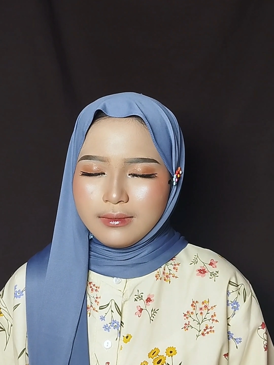 dr 1-10 berapa nih untuk hasil kali ini? ✨ 📍 Ganding, Sumenep  ___________________________ hand of @makeupby.arunika  follow for more results make up 🫶 info pricelist WA/DM 👇 +62 87782924373 #makeupartist #makeupideas #makeuppemula🙋🙆 #makeupwedding #muasumenep #muatanpacukuralis  #muasumenep #makeupgraduation #wisudamadura #wisudasumenep #wisudapamekasan #fyp #muatanpacukuralis #makeupprewedsumenep #prewedmafia #preweddingsumenep 