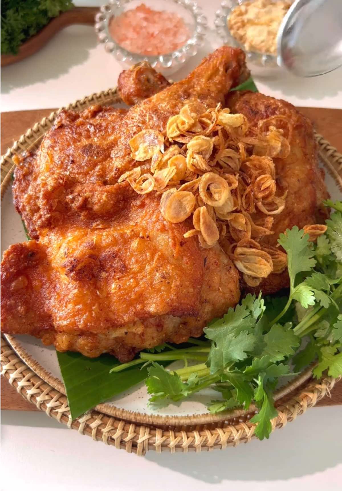 ไก่ทอดหาดใหญ่ กรอบนอกนุ่มใน สูตรนี้กลมกล่อมกำลังดี ทานคู่กับตำเส้นเล็กยิ่งเข้ากันสุดๆ เลยค่ะ  ลองทำตามกันดูนะคะ ส่วนผสมไก่ทอดหาดใหญ่ - ไก่ 1,500 กรัม - น้ำมันพืชลีลา  - กระเทียม 20 กรัม - พริกไทย 1 ช้อนโต๊ะ - เม็ดผักชี 1/2 ช้อนชา - ยี่หร่า 1/4 ช้อนชา - เกลือ 2 ช้อนชา - น้ำตาลทราย 1 ช้อนชา - แป้งทอดกรอบ 4 ช้อนโต๊ะ - น้ำเย็น 100 มล. ส่วนผสม - หอมเจียว - หอมแดง ปริมาณตามต้องการ  - แป้งทอดกรอบ #น้ำมันพืชลีลา #คุณค่าดีๆจากสวน100% #การันตีรสชาติโดยเชฟระดับสากล #ห้องครัวtiktok #ไก่ทอดหาดใหญ่ #ตำเส้นเล็ก