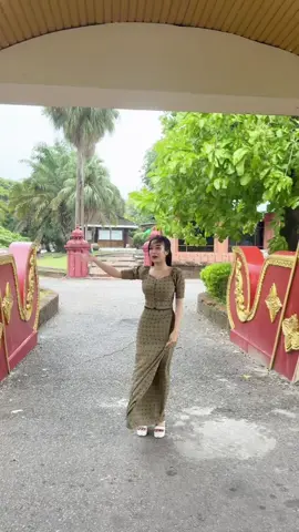 မိုးပြေးလေးထဲ 📸photoshootingလုပ်ရင်းသူ ပျော်နေတာ🤓😬