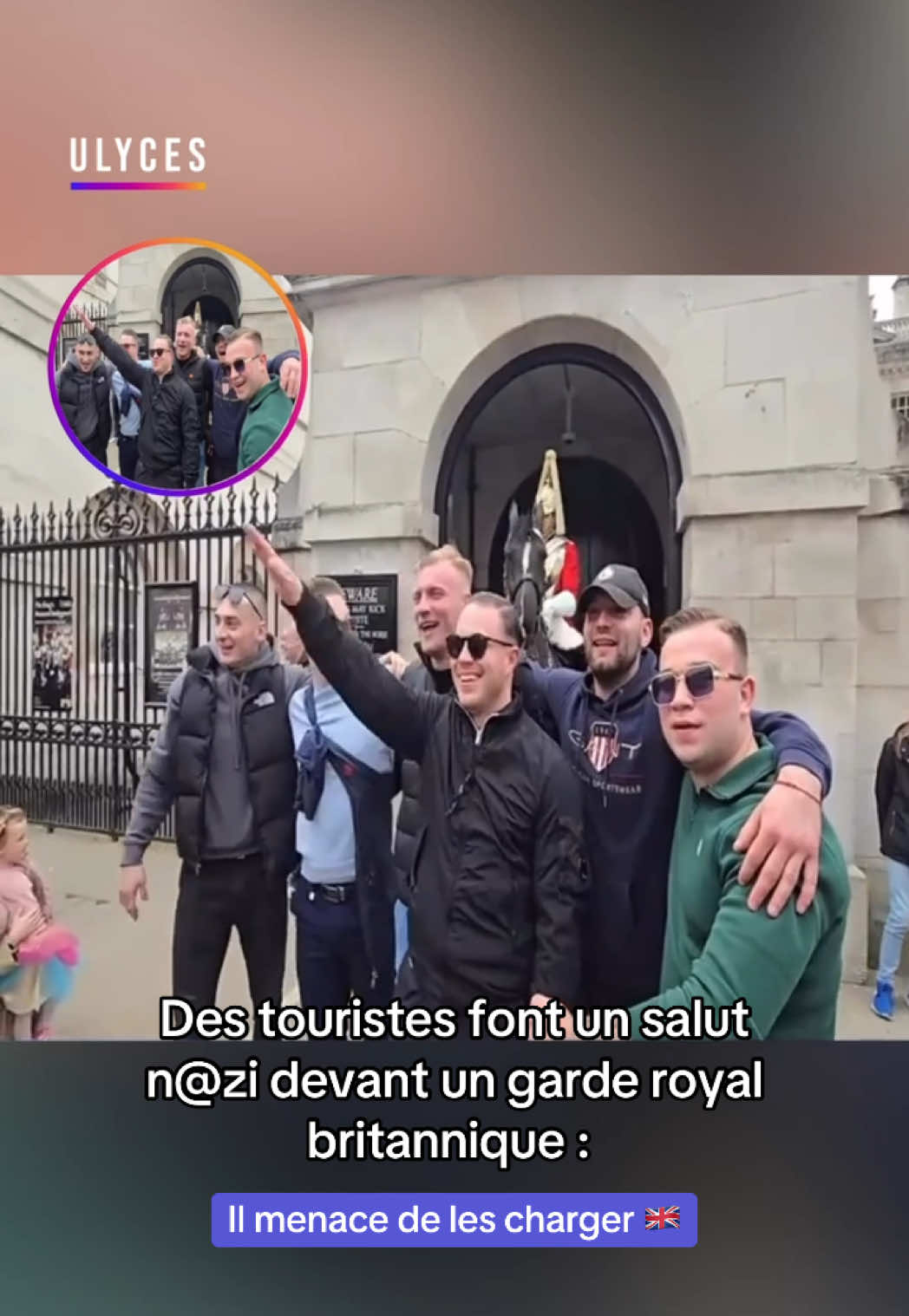 🇬🇧 L’utilisateur de YouTube Buska in the Park a capturé le mois dernier le moment où des touristes ont fait des saluts naz!s face à un garde royal britannique, qui a menacé de les charger avec son cheval pour les faire partir. Crédit : Buska in the Park