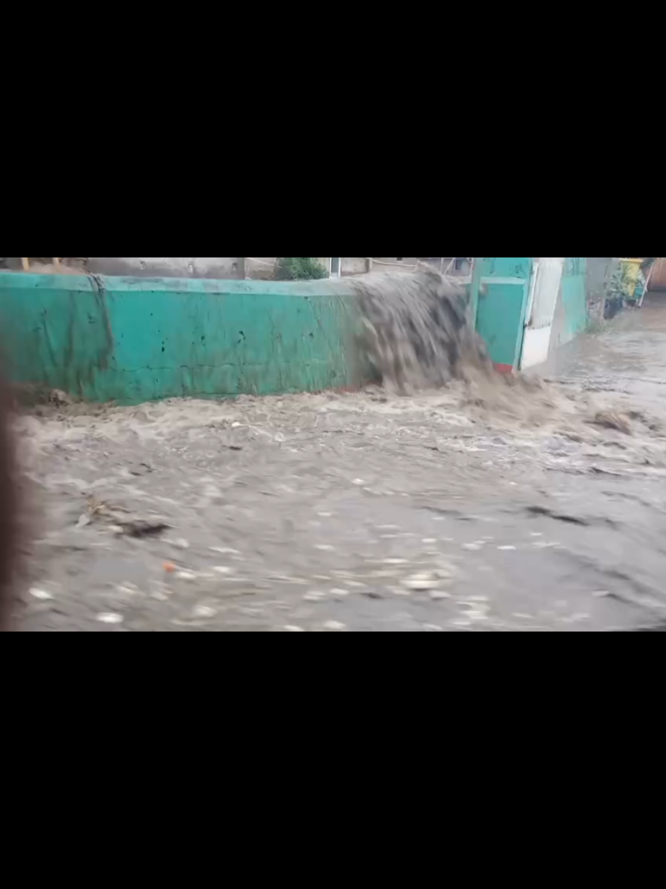 curah hujan tinggi, air sungai meluap di Paledang, Lengkong,Kota Bandung banjir #sungai #hujan #meluap #banjir #bandung #curahhujantinggi #sungaimeluap #paledang #lengkong