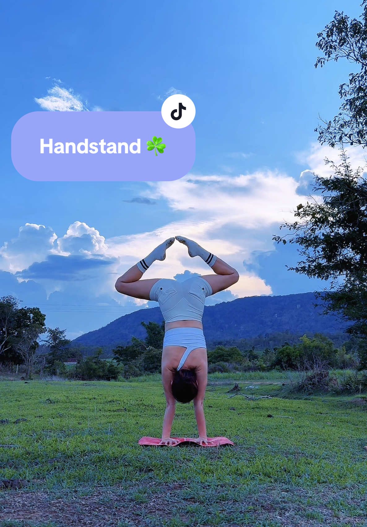 Không cần âm nhạc, không cần phòng kín. Chỉ cần gió vờn tóc, nắng xuyên kẽ tay, và nhịp thở vững vàng — thế là đủ để gọi tên một ngày trọn vẹn. #linhmaiyoga #xuhuong #yogamoingay #trending #handbalance #handstand #thaydoibanthan #balanceyourlife #yoga 