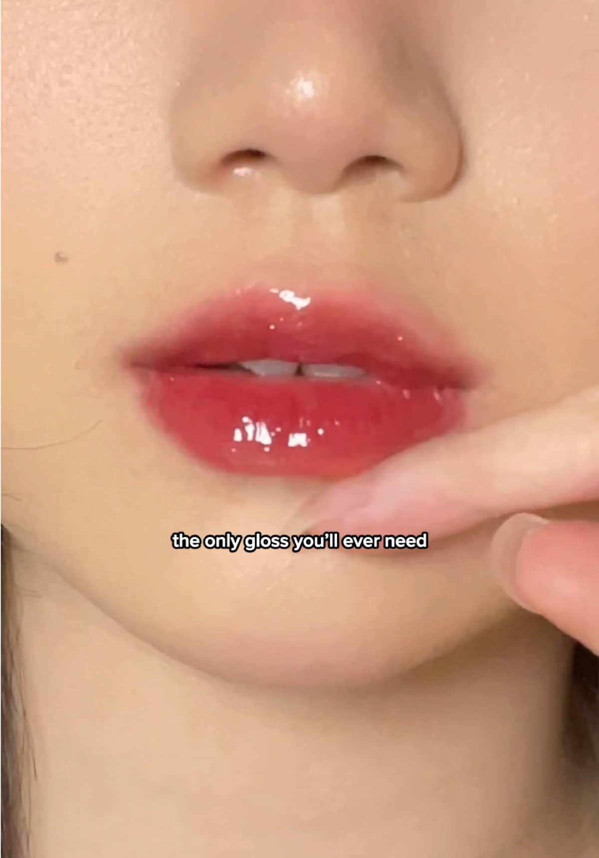 satu”nya lipgloss yang ngga bikin base lipstick aku ngga leleh! 😭🫶🏻 #azarinegloss @azarinecosmetic 