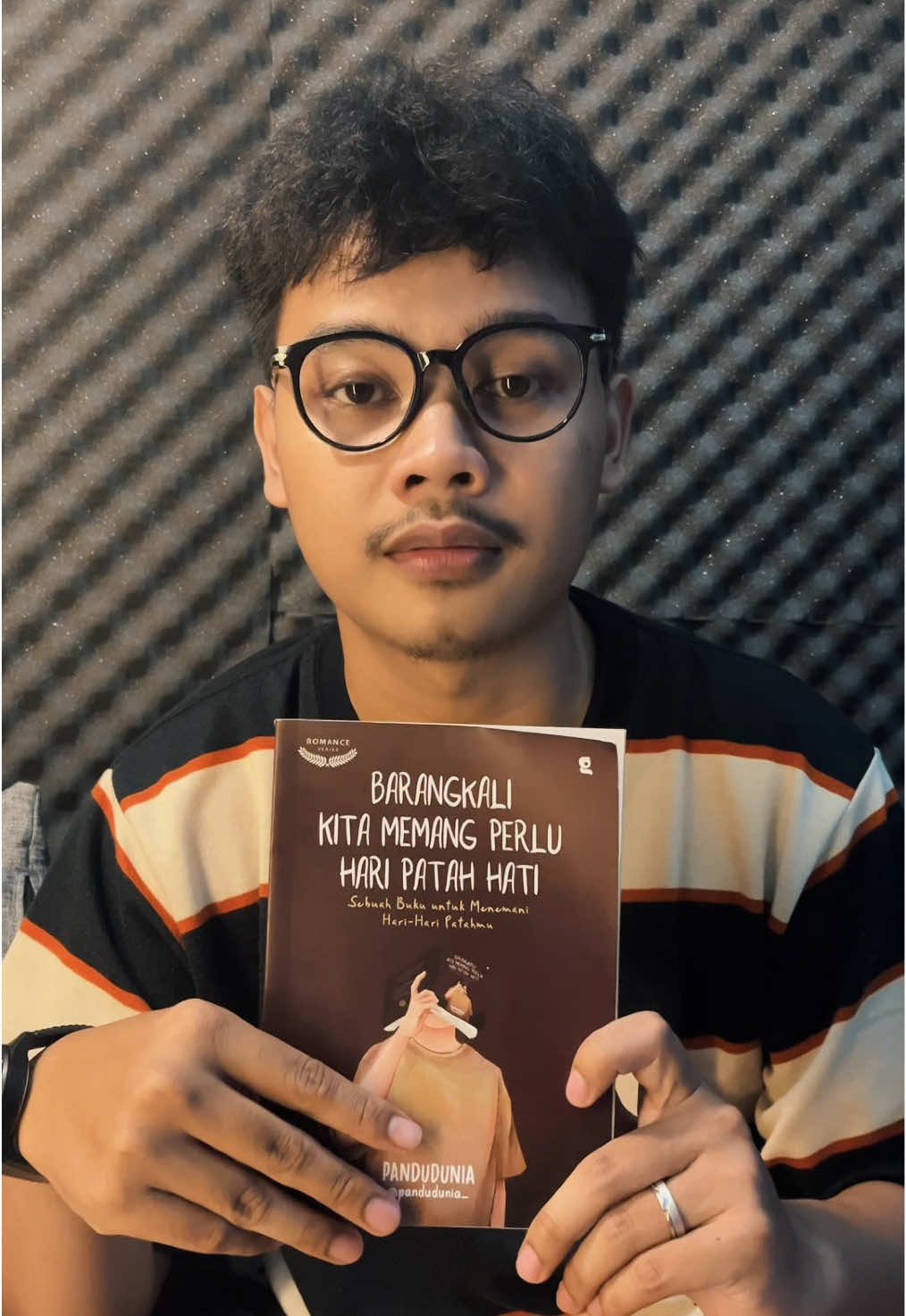 Ada yg udah putus tapi masih nutupin soal perpisahan kalian dari banyak orang?  #quotes #galau #katakata #patahhati #hubungan #BarangkaliKitaMemangPerluHariPatahHati 