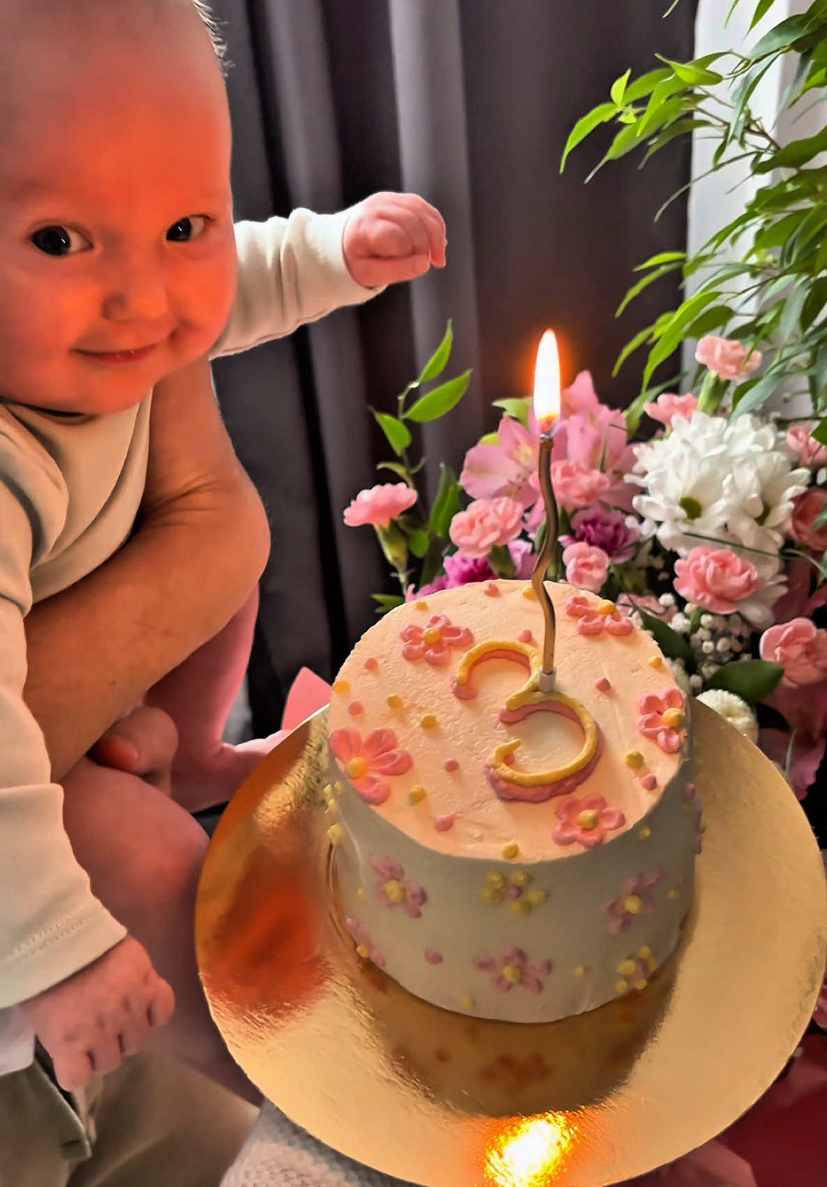 Бенто-тортик🎂🍰 Для бісквіту:( пропорції для форми 10см)  -2 яйця кімнатної температури - 50г борошна - 14 г кукурудзяного крохмалю - 60 г цукру Яйця збити разом з цукром до пишної піни , приблизно15-20хв До суміші просіяти борошно з крохмалем, вимішати обережно лопаткою рухами знизу вверх) Випікати при 160 градусах у духовці 30 хв. Провірити готовність шпажкою. Готовий бісквіт у формі перевернути дном догори, залишити до повного охолодження. Далі замотати у харчову плівку і відправити у холодильник наніч) зранку вже можна збирати тортик) Для крем-чізу на вершках: - охолоджені вершки 50 г ( 36%) - цукрова пудра 20 г - крем-сир 100 г Вершки збити із пудрою до стійких піків, додати крем сир і розмішати міксером 1 хв.  Готовий крем перекласти у кондитерський мішок і можна користуватись) Смачного!😋 