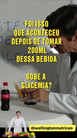 🥤 Teste de Glicemia – Coca-Cola (200 ml) 📉 Glicemia antes: 99 mg/dL 📈 Glicemia depois: 150 mg/dL 🔼 Aumento: +51 mg/dL ⚠️ O açúcar líquido age rápido Beber 200 ml de Coca-Cola pode parecer algo “pequeno”, especialmente para quem está acostumado com latas de 350 ml. Mas esse simples copo causou uma subida de mais de 50 pontos na glicemia — um efeito muito agressivo, especialmente para quem tem diabetes tipo 2 ou resistência à insulina. 📊 Tabela Nutricional – Coca-Cola (200 ml): Carboidratos totais: 21,5g Açúcares: 21,3g Proteínas: 0g Gorduras: 0g Fibras: 0g Índice glicêmico: alto Carga glicêmica: muito alta Fonte: Rótulo oficial Coca-Cola Brasil 💥 Por que sobe tanto? ✅ Porque é açúcar puro dissolvido em água. Não tem fibras, nem gordura, nem proteína para frear a absorção. 👉 O corpo absorve quase instantaneamente → a glicose sobe rápido → o pâncreas é forçado → a insulina dispara (se ainda houver). E no caso de quem já tem falha na produção de insulina, essa glicose vai ficar circulando e causando danos. 💬 “Não é só o doce de colher que sobe a glicemia. O doce que você bebe também.” No PNRD – Programa Nacional de Reversão do Diabetes, você aprende a entender cada alimento, cada bebida, e como fazer substituições conscientes sem abrir mão do sabor ou da saúde. 🔗 Entre agora para os grupos exclusivos de WhatsApp: 👉 wellingtonnutricao.com.br/pnrd #pnrd #testedeglicemia #cocacola #diabetestipo2 #educacaonutricional #controledeglicose #alimentacaodeverdade #wellingtonnutricao #resistênciaàinsulina #bebidasquesobemglicose#wellingtonnutricao