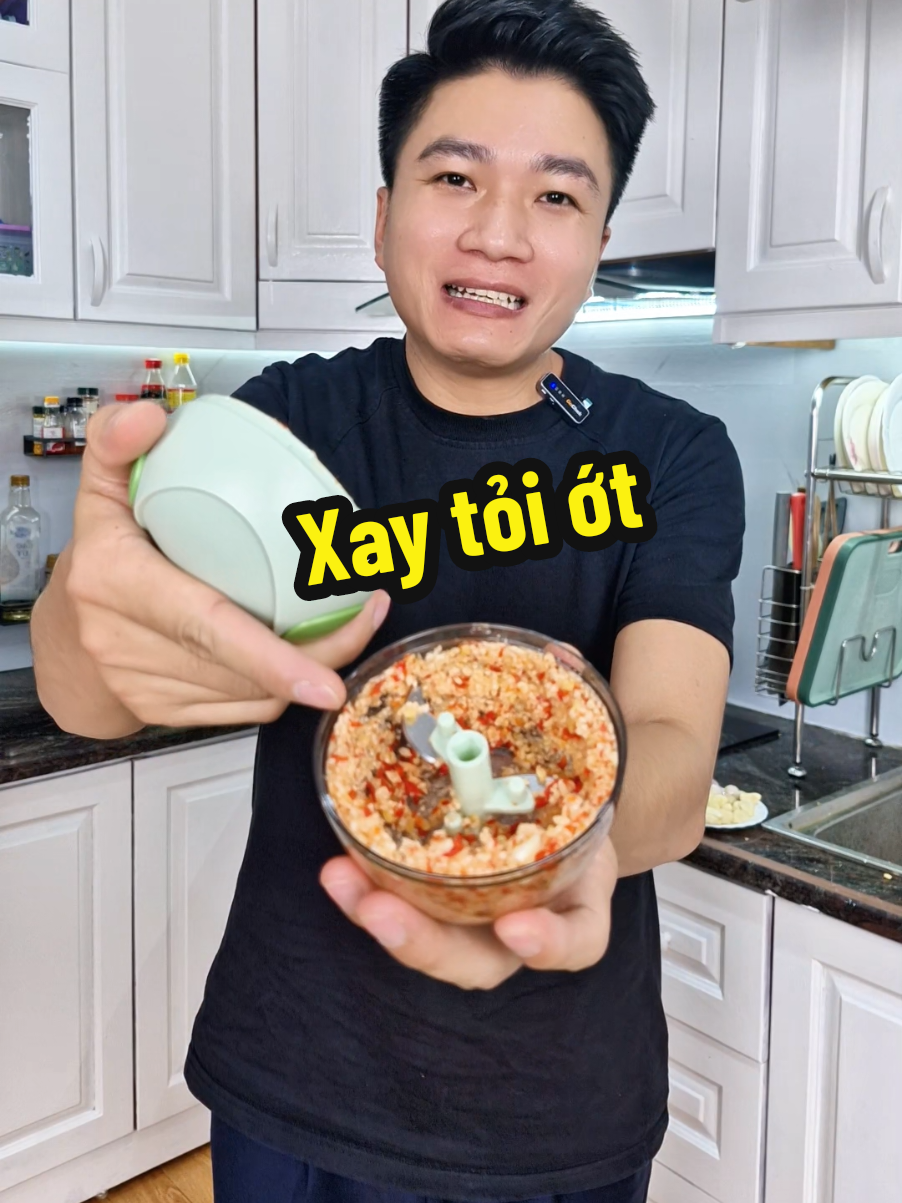 Xay tỏi ớt cầm tay, nhỏ mà có võ. Nhanh chóng, tiện lợi khỏi lo cay mắt khi xay hành. Xay được cả tôm, thịt, cá cho bé ăn dặm. #xaytoiotcamtay #xaytoimini #xaytoiot #maicontannat 