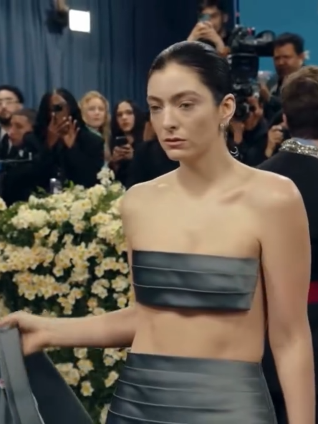 Lorde! looking great at Met Gala 2025 #metgala #lordemusic #redcarpet