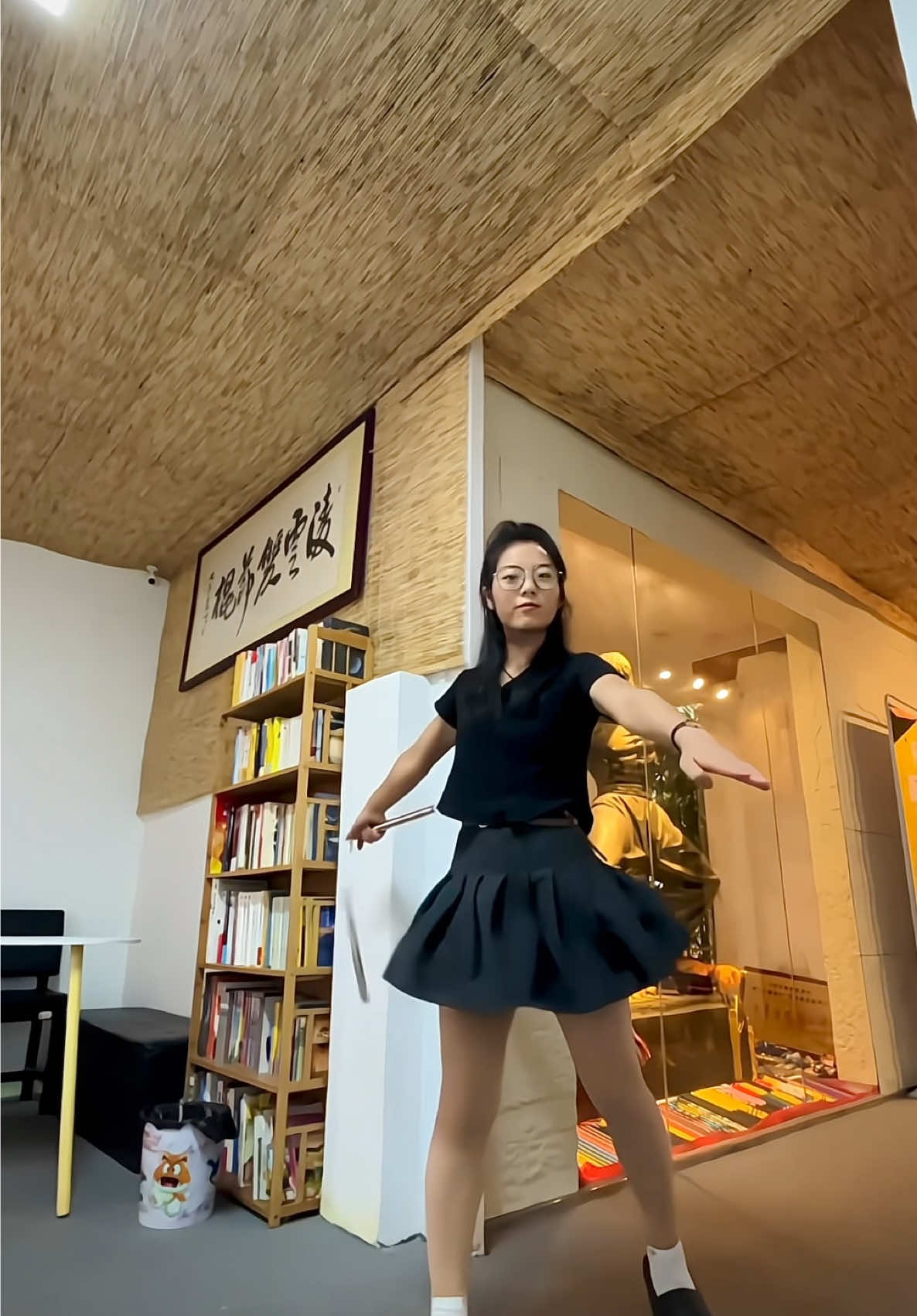 Là con gái, hãy sống như một bông hoa – dù ai ngắm nhìn hay không, vẫn cứ rực rỡ và ngát hương trong thanh xuân của chính mình...🍀🍁#connhikhuc #nhachaymoingay #xuhuong #fyp #phattrienbanthan 
