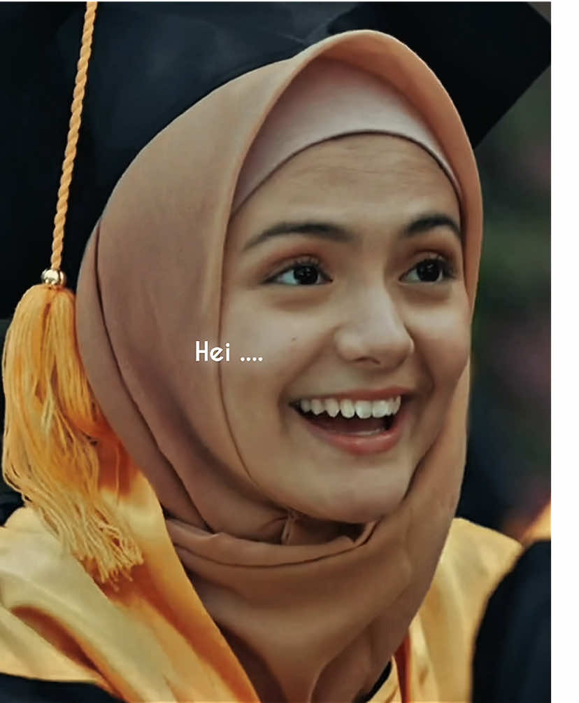 Tadi habis rewacth nih movie, dulu pas awal awal baca versi novel triloginya karya kang A. Fuadi, dan ada satu Mahfudzot yang selalu menjadi inti dari setiap bukunya. 1. Negeri Lima Menara : من جد وجد 2. Ranah 3 Warna : من صبر ظفر 3. Rantau 1 Muara : من سار على الدرب وصلى ✨✨✨ #ranah3warna #amandarawles #arbaniyasiz #fypシ 
