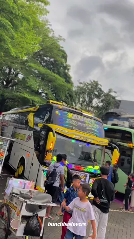 #CapCut Bus dengan idola sejuta umat 🤩🤩 @tomi rahma nursyifa02  #fyp #cinematic #semogafyp #trend #fyppdongg #bus #rahmanursyifa02 #xybca #masukberandafyp 