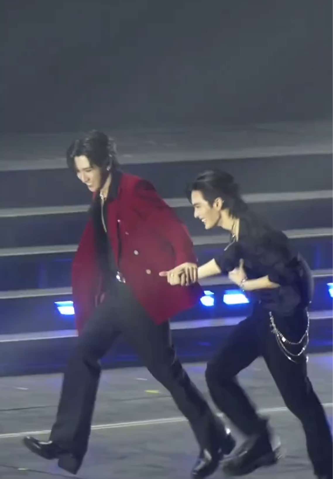 Keep walking hand in hand.🖤🤍#perthsanta #Santapp #perth #perthtanapon #santa #couple 