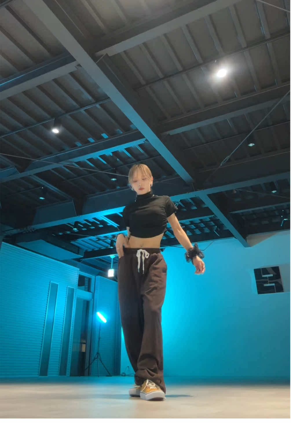 Gnarly (remix) ~ 🙀🔥🎶  #mirror #dance #dancer #dancecover #kpop #gnarly #remix #katseye #댄스 #댄서 #춤 @KATSEYE @Kimmiiz.official (ครูคิม)🇹🇭 