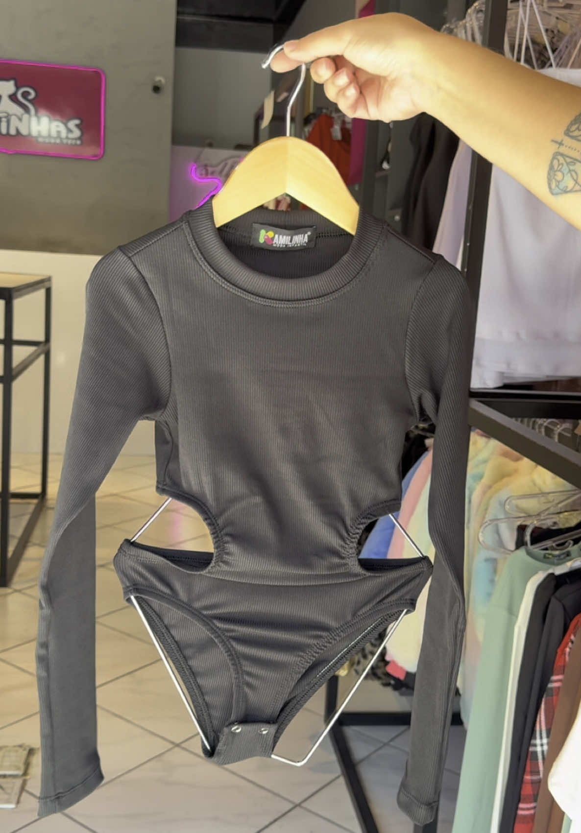 Body queridinho chegou aqui na loja 🫶🏻😍 Disponível 10 ao 18 Roupas estilosas para meninas  Compre pelo site (link no perfil)  www.gatinhasteen.com.br Enviamos para todo Brasil pelo correio  #viralvideos  #fyyyyyyyyyyyyy #viralizou #foryoupage #vaiprofy #fyy #body 