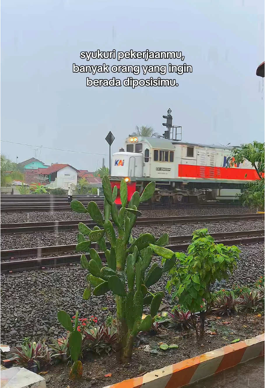 #trendingvideo #railfansindonesia #keretaapiindonesia #railwaystation #lewatberanda #storywhatsapp 