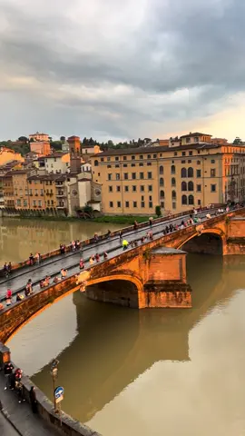 Golden hour over Ponte Vecchio… Florence, you’re unreal. #florence #florenceitaly #pontevecchio #goldenhourvibes #traveltok #goldenhour #italydiaries #firenze #timelessflorence #sunsetmagic 