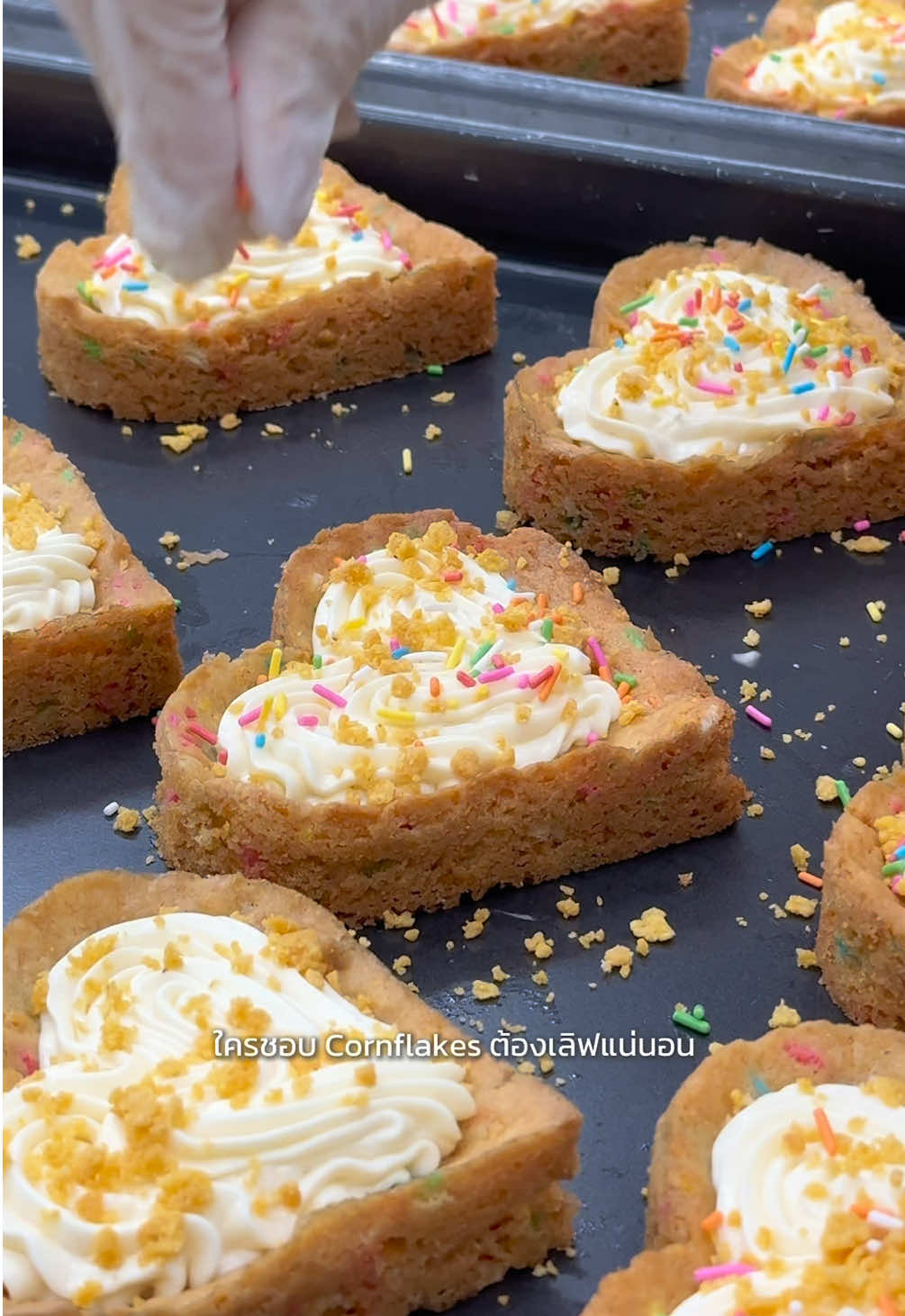 🍪ซอฟคุกกี้ 2 รสชาติใหม่ อบสดใหม่ทุกเช้า☀️ ที่จะทำให้ทุกคนย้อนกลับไปเป็นเด็กอีกครั้ง🌈   🥣 Breakfast Confetti : 160.- 🍫 Oreo Confetti : 160.-   📲 จิ้มที่ link หน้า bio ได้เลยนะคะ! #BreakfastConfetti #oreoconfetti #คุกกี้ #cookie #คุกกี้สายรุ้ง #เมนูใหม่ #ทาย  #therollingpinn 