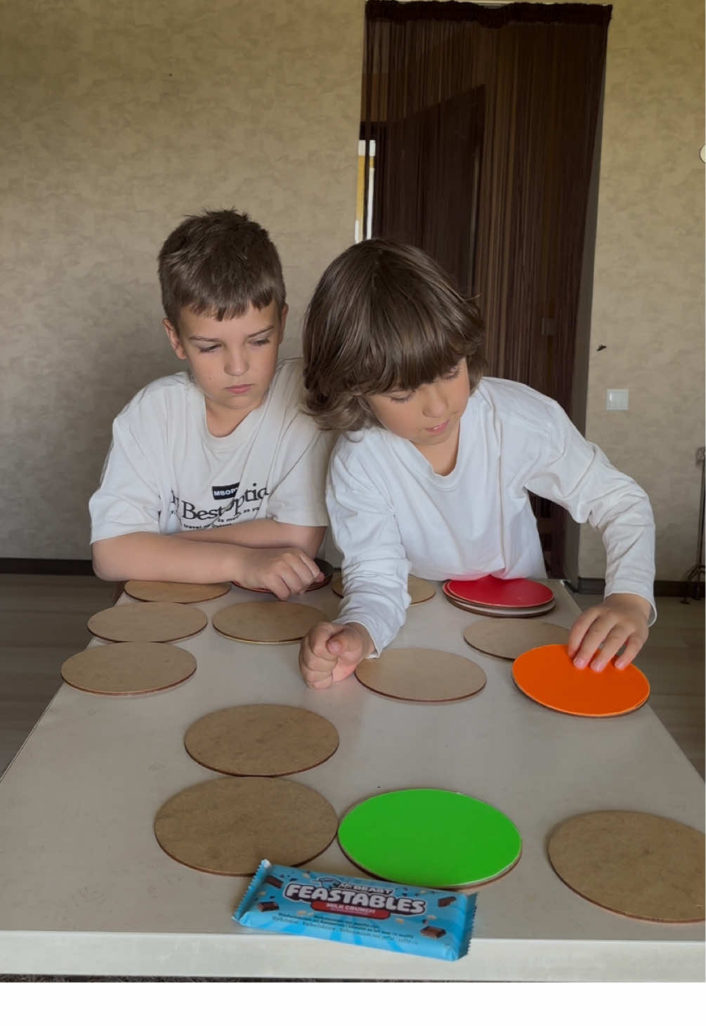 Color Battle for a MrBeast chocolate 🍫🎯 Focus wins the game… But this time, it was a tie 😅 #Feastables #mrbeastchallenge #battle #familytime #brotherschallenge 