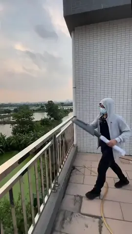 Nak tahu 15000W lampu solar berapa cerah!? Hari ini pergi rumah kawan yang saya recommend dia pakai solar lampu 15000W. yang ini ada 5 tahun warranty. sebab selalu hujan dan plastik #solarlampu perlu yg lebih bagus. lagipun selalu hujan, sealing perlu bagus supaya tidak takung air dalam lampu solar atau dalam solar panel. #lampusolar #lampusolarviral #lampusolarcharging #lampusolarseltiktokshop #lampusolardinding #lampusolarpanel #solarlight