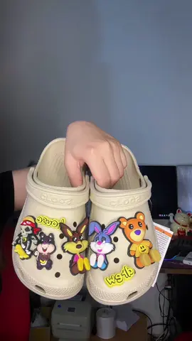 Mẫu dép drew hot hit bên em về đủ màu được tặng charm kèo theo ac nào chim ưng i bê e nào ❤️❤️#dep #crocs#cross#charmgandep #depcrocs #depclassic #depsuc