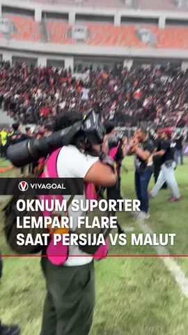 Oknum suporter terlihat melempar flare ke lapangan saat laga Persija melawan Malut United. Laga pun sempat dihentikan karena kejadian tersebut. Tanggapan Vivamania soal kejadian ini? Tulis dikolom komentar👇 #persija #jakmania #persijajakarta #jakarta #vivagoal