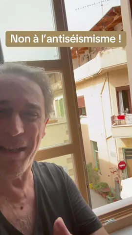« Non à l’antiséismisme ! » : Il est de bon ton aujourd’hui de dénoncer la montée de l’antiséismisme, c’est-à-dire ce mouvement qui lutte contre les secousses, et les tremblements de terre… L’écrivain anti-crainte-et-tremblement marc-Édouard, Nabe remet les choses en place ! Et sur place.#lafeuillenabiennecom #nabe #grecee🇬🇷 #seisme #chatsurlafenetre 
