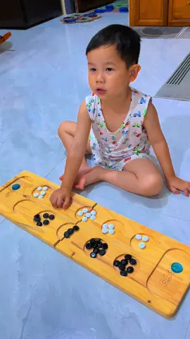 Hồi nhỏ tụi mình mê Ô Ăn Quan cỡ nào, giờ tới phiên tụi nhỏ mê lại! Bộ JOYO này chơi vui mà còn giúp bé tính toán, suy luận nữa – đáng đồng tiền luôn đó! #OAnQuanJoyo #DoChoiTreEm #ChoiMaHoc #DoChoiGo #GiaDinhGanKet #TuDuyChoBe 